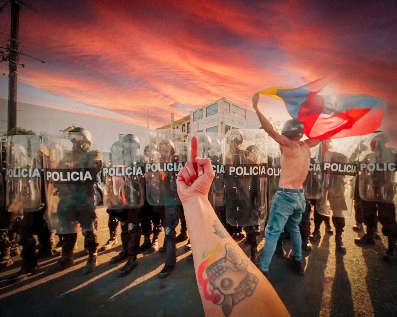 Een demonstrant met een vlag confronteert een rij oproerpolitie terwijl een hand met een middelvinger op de voorgrond zichtbaar is, tegen de achtergrond van een dramatische lucht.