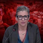 VN-rapporteur Francesca Albanese spreekt tijdens een persconferentie over de genocide in Gaza, met op de achtergrond een verwoeste stad en een rouwende familie.