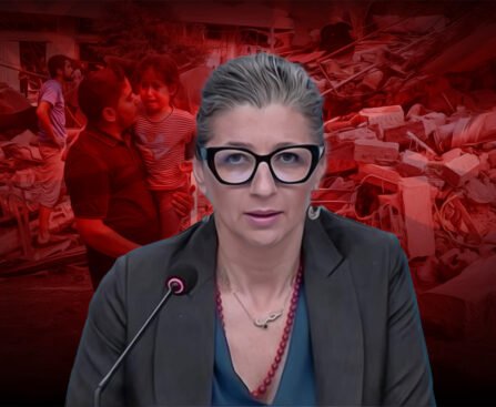 VN-rapporteur Francesca Albanese spreekt tijdens een persconferentie over de genocide in Gaza, met op de achtergrond een verwoeste stad en een rouwende familie.