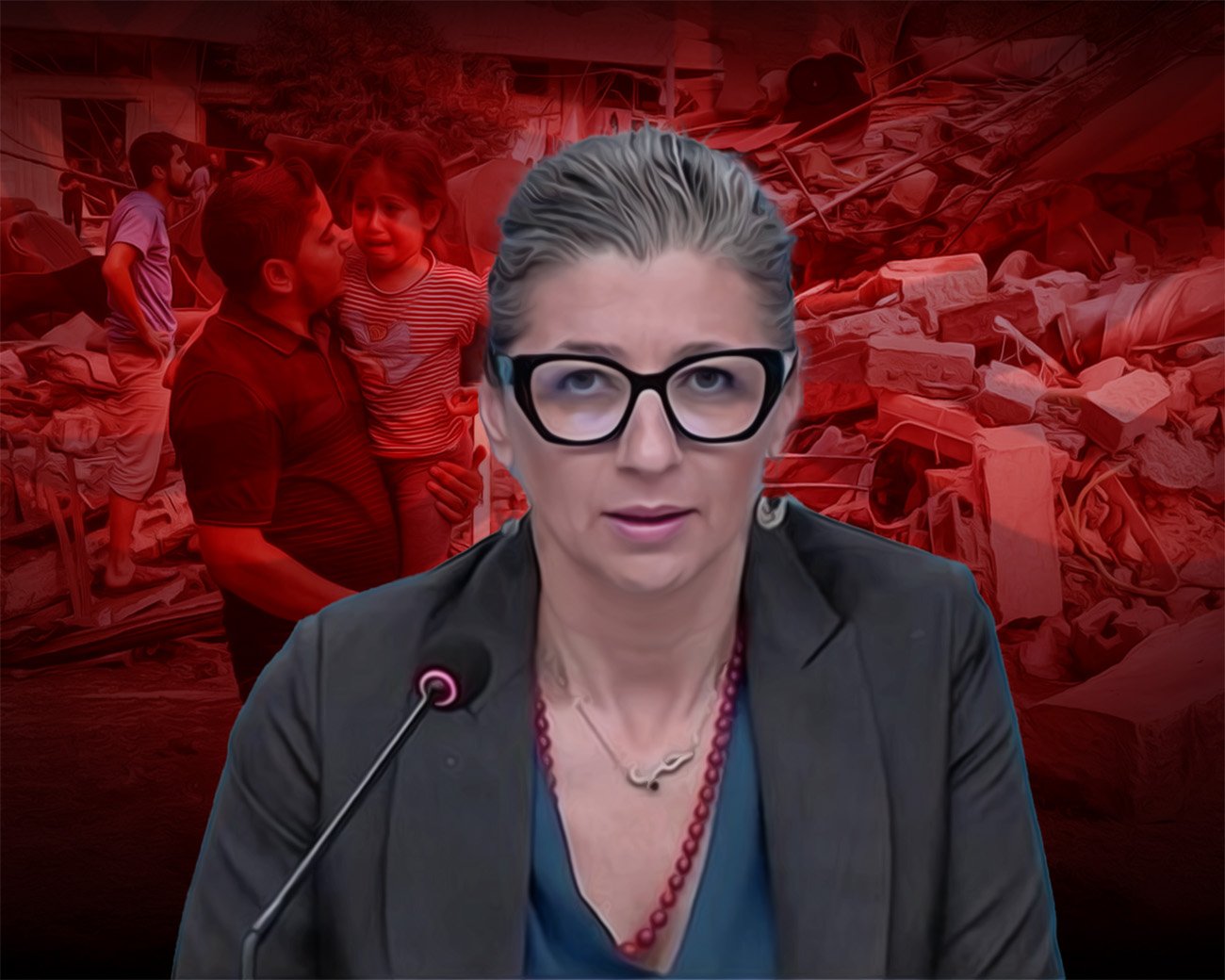 VN-rapporteur Francesca Albanese spreekt tijdens een persconferentie over de genocide in Gaza, met op de achtergrond een verwoeste stad en een rouwende familie.