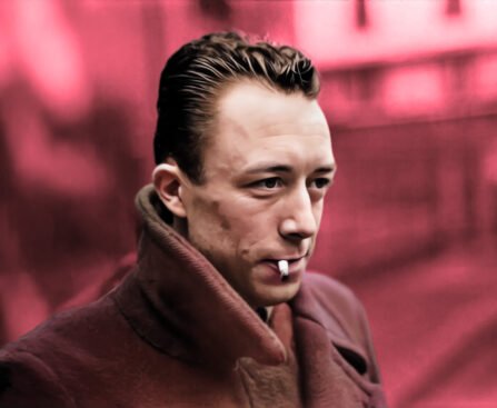 Albert Camus in een lange jas met een sigaret in zijn mond, tegen een rood getinte achtergrond.