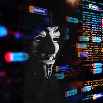 Anonymous hacker met Guy Fawkes-masker en programmeercode in donkere cyberspace, waarschuwing tegen onderdrukking in de VS