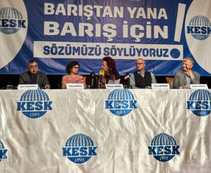 Panel van internationale sprekers tijdens de 3e Midden-Oosten en Vredesconferentie georganiseerd door KESK in Istanbul