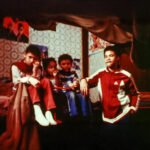 Kinderen in een overvolle kamer in Amsterdam, vastgelegd in de documentaire Onderneming Onderdak (1982) over migrantenhuisvesting en uitbuiting.