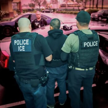 ICE-agenten arresteren migrant tijdens deportatie-operatie in de VS onder Trump-beleid
