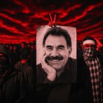 Portret van Abdullah Öcalan tijdens een protest, omringd door gemaskerde demonstranten onder een dramatische lucht