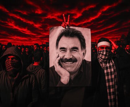 Portret van Abdullah Öcalan tijdens een protest, omringd door gemaskerde demonstranten onder een dramatische lucht