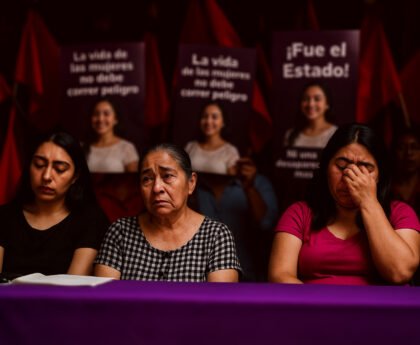 Vrouwen rouwen tijdens protest met foto’s van vermoorde mensenrechtenactivist Sandra Domínguez en spandoeken met teksten tegen feminicide in Mexico.