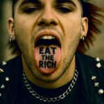 Close-up van een punker met een opengesperde mond en de tekst “EAT THE RICH” op zijn tong, als visueel statement tegen economische ongelijkheid en elite-macht.