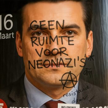 Bebrilde verkiezingsposter met zwarte tekst: geen ruimte voor neonazi’s