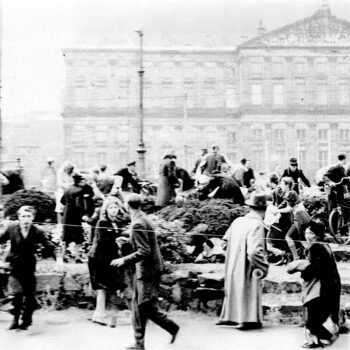Mensen vluchten voor kogels op de Dam in Amsterdam tijdens schietpartij op 7 mei 1945