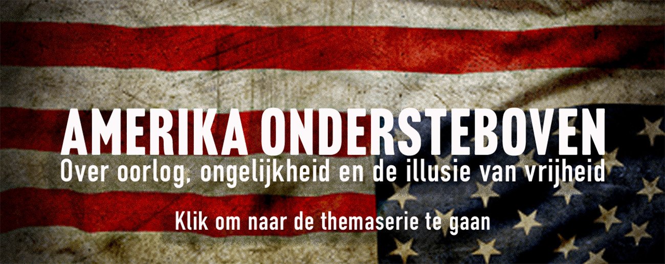 De vlag hangt ondersteboven – een imperium wankelt, de illusie van vrijheid rafelt.