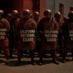 California National Guard soldaten met schilden en helmen tijdens protesten in Los Angeles.