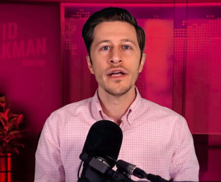 David Pakman tijdens zijn talkshow over desinformatie en echo-kamers