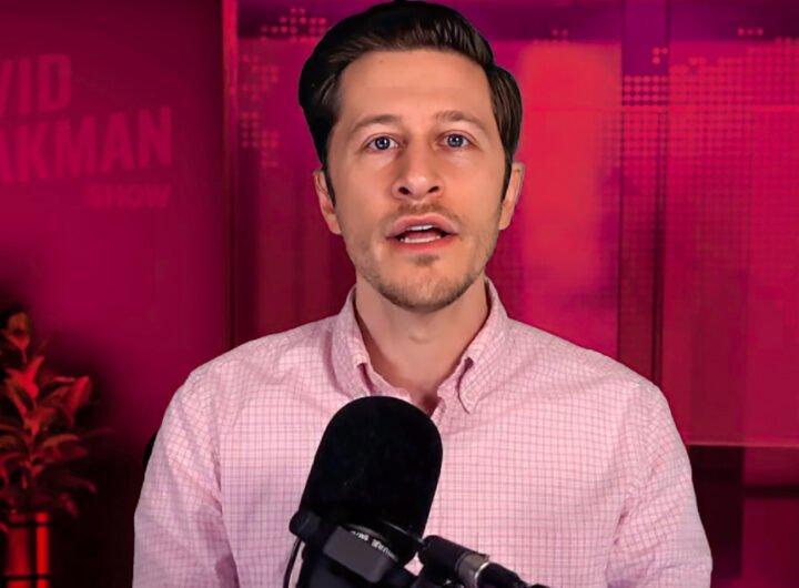 David Pakman tijdens zijn talkshow over desinformatie en echo-kamers