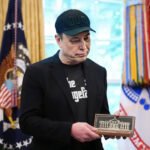 Elon Musk houdt een gouden sleutel tot het Witte Huis vast