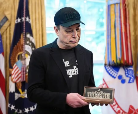 Elon Musk houdt een gouden sleutel tot het Witte Huis vast