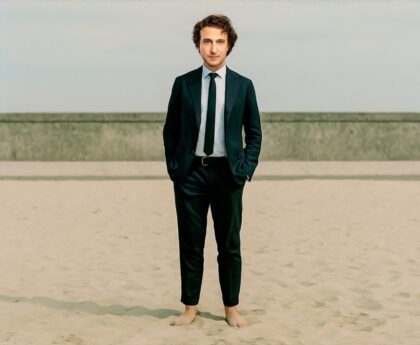 Jesse Klaver in pak op het strand als symbool van politiek leiderschap en loslaten