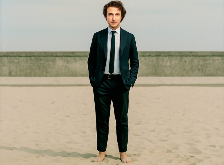 Jesse Klaver in pak op het strand als symbool van politiek leiderschap en loslaten