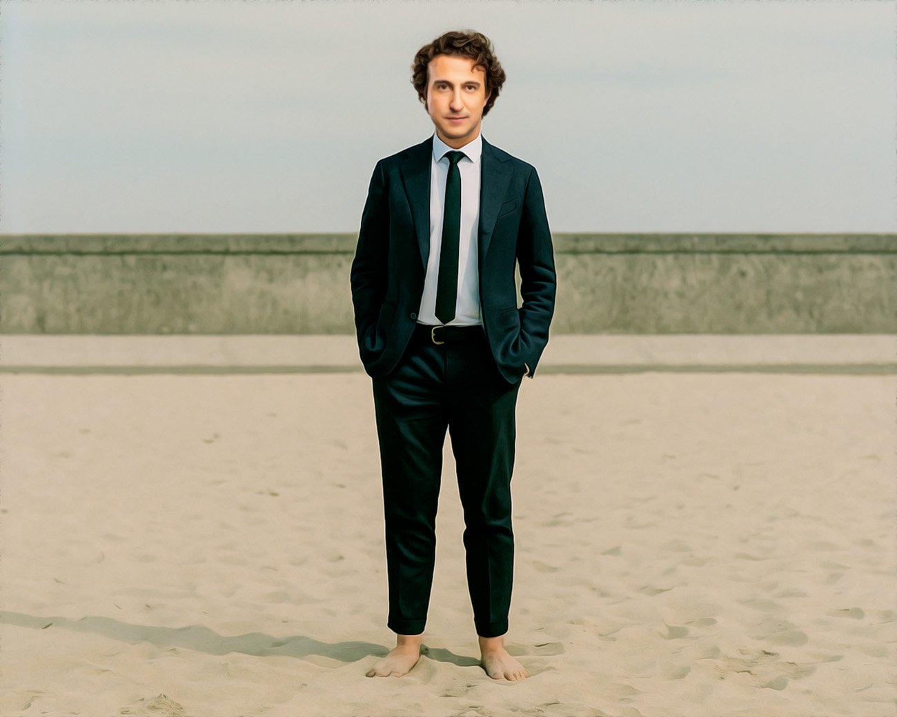 Jesse Klaver in pak op het strand als symbool van politiek leiderschap en loslaten