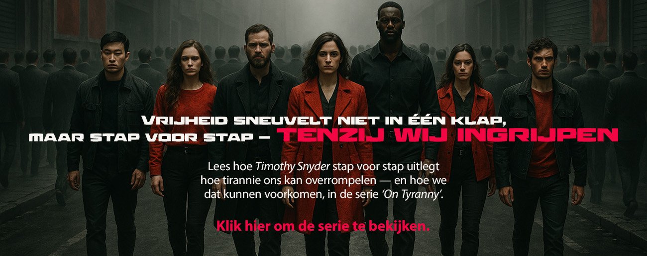 Groep mensen in rood-zwarte kleding, met de tekst “Vrijheid sneuvelt niet in één klap, maar stap voor stap — tenzij wij ingrijpen”.