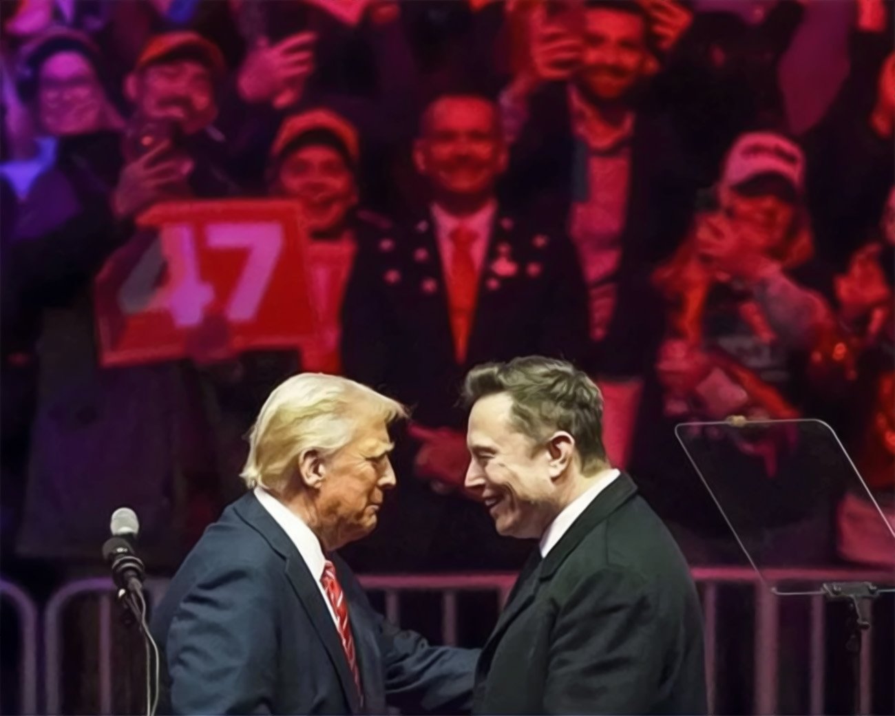 Trump en Musk schudden elkaar de hand tijdens een campagnebijeenkomst, omringd door juichende aanhangers met een bord met nummer 47.