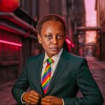 Kasha Jacqueline Nabagesera in pak met regenboogstropdas in een Amsterdamse steeg