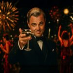 Een man in smoking heft een glas champagne terwijl achter hem een uitbundig feest en vuurwerk gaande zijn.