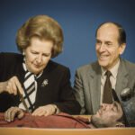 Margaret Thatcher en Norman Tebbit bij een levenloze mijnwerker als symbolische weergave van vakbondsbreuk
