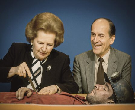 Margaret Thatcher en Norman Tebbit bij een levenloze mijnwerker als symbolische weergave van vakbondsbreuk