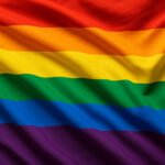 Regenboogvlag als symbool van queer zichtbaarheid en verzet tijdens Pride Amsterdam