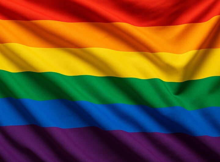 Regenboogvlag als symbool van queer zichtbaarheid en verzet tijdens Pride Amsterdam