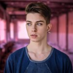 Portret van een jonge persoon in een stedelijke omgeving, bij een artikel over trans zijn, genderidentiteit en zorg in Amsterdam.