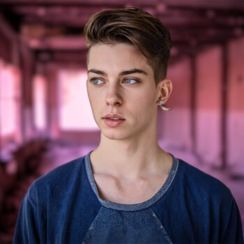 Portret van een jonge persoon in een stedelijke omgeving, bij een artikel over trans zijn, genderidentiteit en zorg in Amsterdam.
