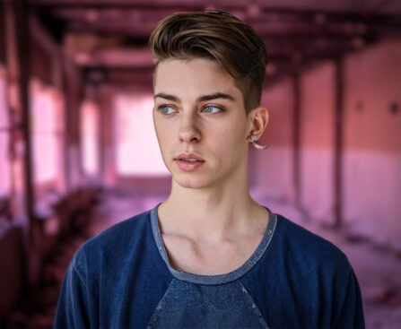 Portret van een jonge persoon in een stedelijke omgeving, bij een artikel over trans zijn, genderidentiteit en zorg in Amsterdam.