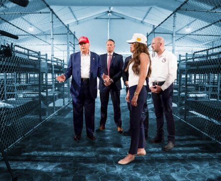 Donald Trump bezoekt detentiecentrum ‘Alligator Alcatraz’ in Florida, omringd door kooien en medewerkers