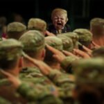 Soldaten brengen een groet aan een woedende Trump die voor hen staat