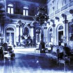 Luxe interieur van een Argentijns paleis met marmeren vloeren, hoge plafonds en rijk versierde meubels, symbool voor de rijkdom van een kleine elite.