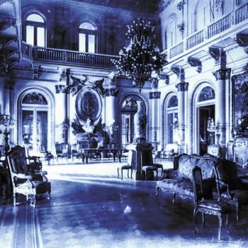 Luxe interieur van een Argentijns paleis met marmeren vloeren, hoge plafonds en rijk versierde meubels, symbool voor de rijkdom van een kleine elite.
