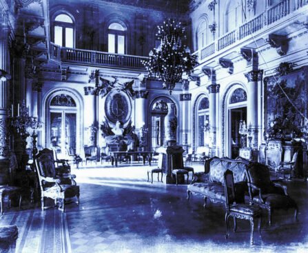 Luxe interieur van een Argentijns paleis met marmeren vloeren, hoge plafonds en rijk versierde meubels, symbool voor de rijkdom van een kleine elite.