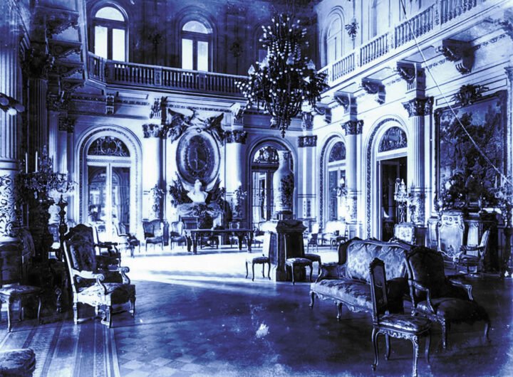 Luxe interieur van een Argentijns paleis met marmeren vloeren, hoge plafonds en rijk versierde meubels, symbool voor de rijkdom van een kleine elite.