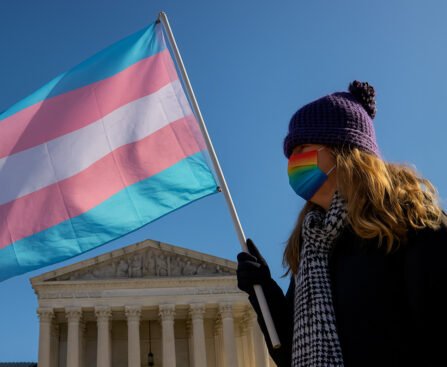 Persoon met transgendervlag voor het Amerikaanse Hooggerechtshof