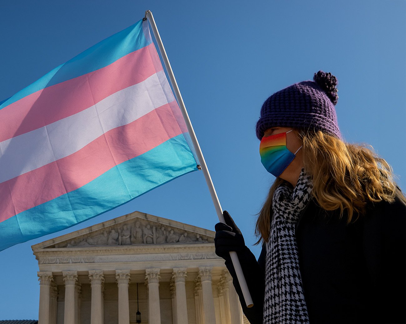 Persoon met transgendervlag voor het Amerikaanse Hooggerechtshof