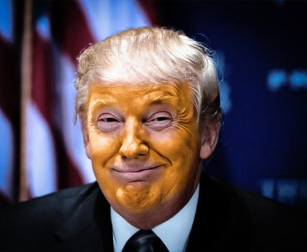 Donald Trump glimlacht voor een Amerikaanse vlag