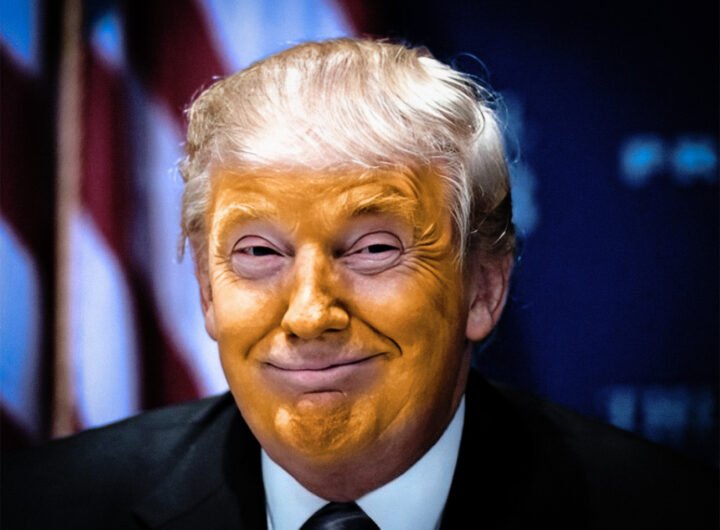 Donald Trump glimlacht voor een Amerikaanse vlag