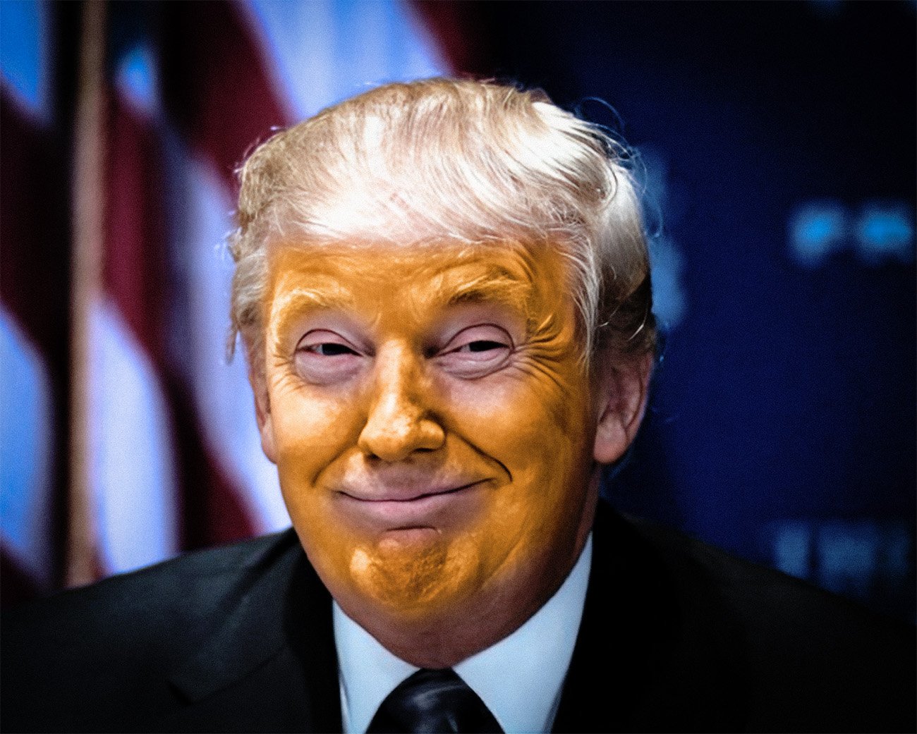 Donald Trump glimlacht voor een Amerikaanse vlag