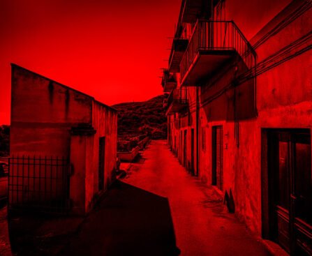 Straatbeeld van de Via Pietro Gori op het Italiaanse eiland Elba