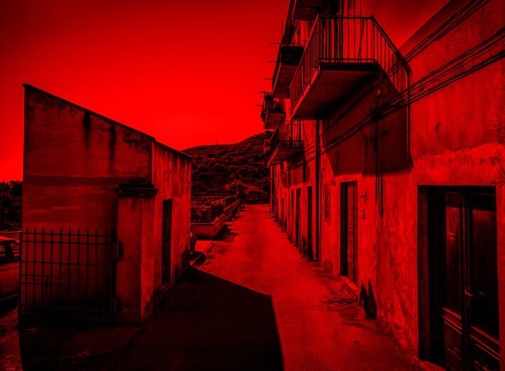 Straatbeeld van de Via Pietro Gori op het Italiaanse eiland Elba