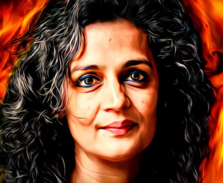 Portret van Arundhati Roy met vurige achtergrond