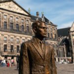 Standbeeld van Charles D. Lu-A-Si op de Dam in Amsterdam, voor het Koninklijk Paleis en de Nieuwe Kerk.